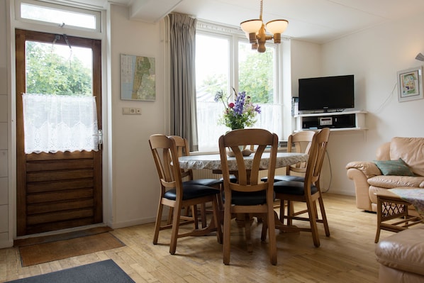 Family House, 6 Bedrooms, 2 Bathrooms, Beachside (#3) | In-room dining