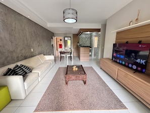 Apartment | Living area | 22-inch TV with digital channels - Beach Living, Frente mar, 400m do B Park (Aquiraz)