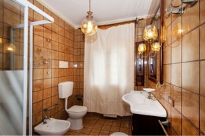 Chambre Triple, salle de bains privée | Salle de bain | Douche, sèche-cheveux, bidet, serviettes fournies