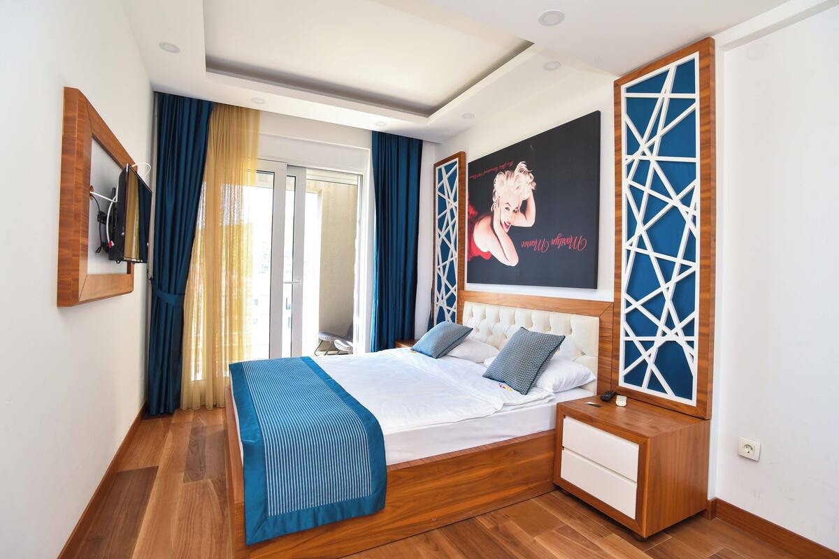 1 bedroom, Egyptian cotton sheets, premium bedding, in-room safe
