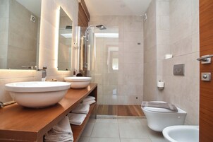 Dusche, Regendusche, kostenlose Toilettenartikel, Haartrockner