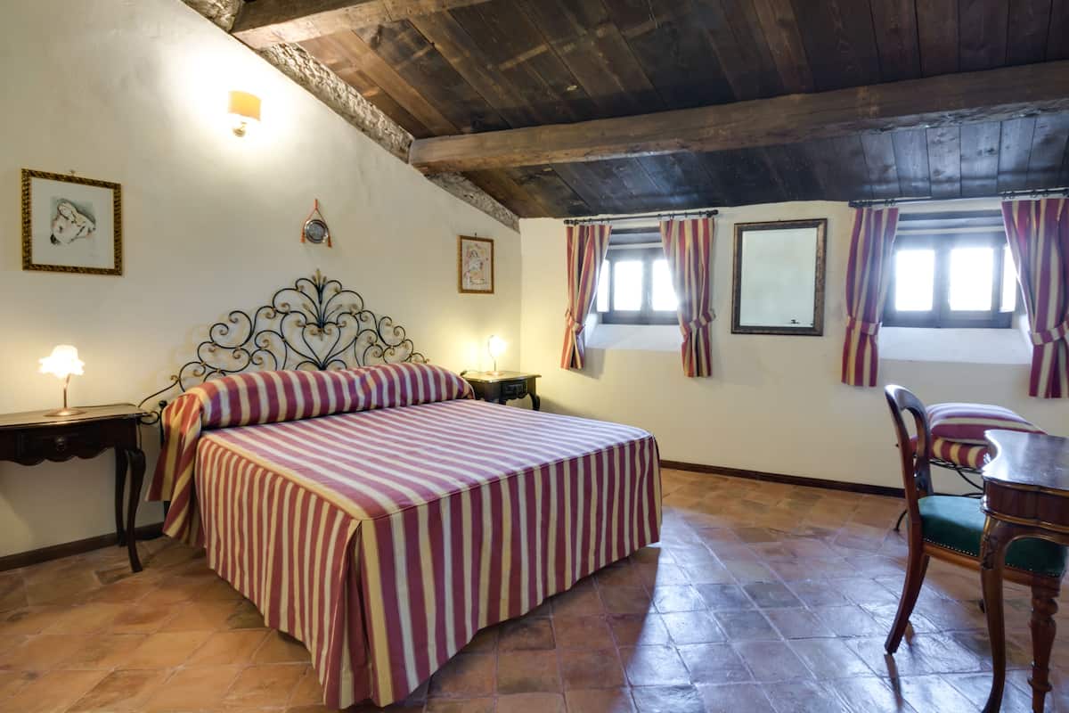 1 bedroom, Egyptian cotton sheets, premium bedding, memory-foam beds