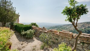 Courtyard - Castello Di Caccuri Suites (Caccuri)