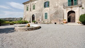 Courtyard - Castello Di Caccuri Suites (Caccuri)