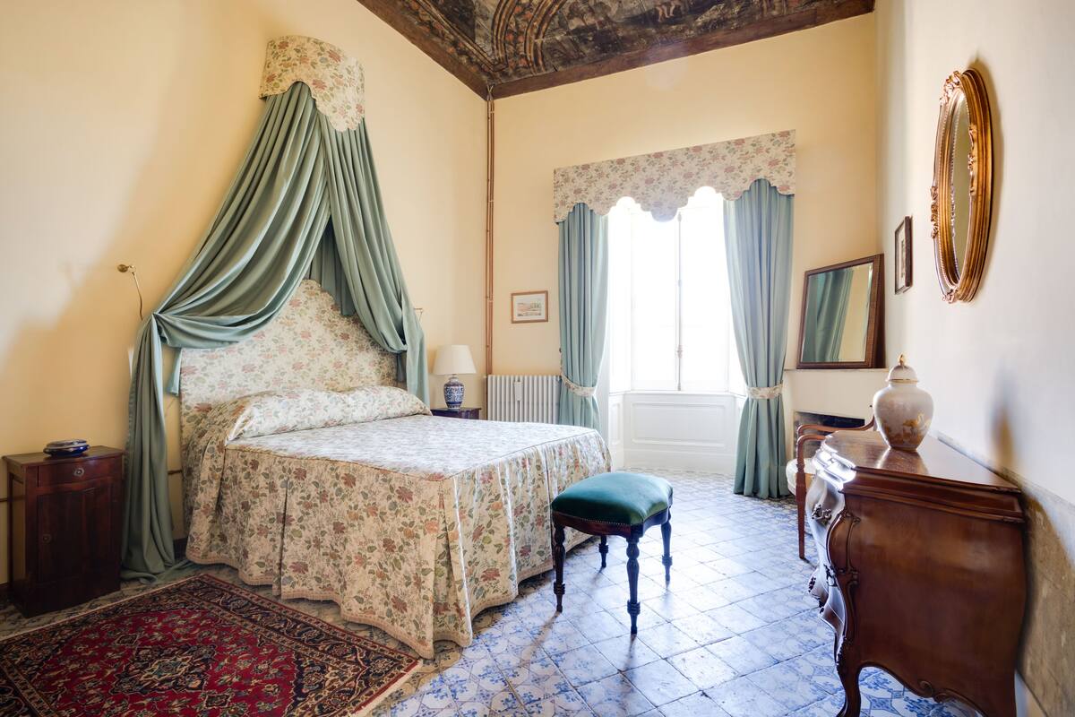 1 bedroom, Egyptian cotton sheets, premium bedding, memory-foam beds