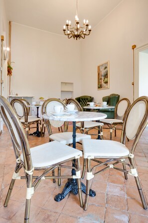 Daily continental breakfast (EUR 15 per person)