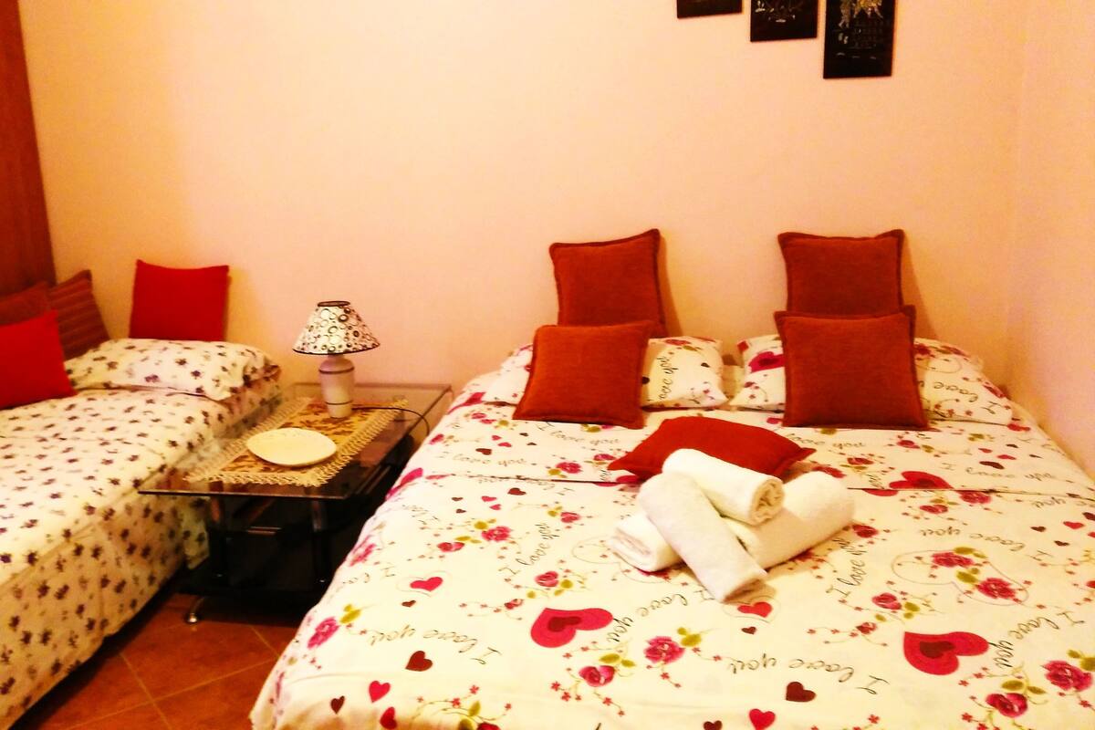 Studio, 1 Queen Bed with Sofa bed (4) | Desk, iron/ironing board, WiFi (free), bed sheets