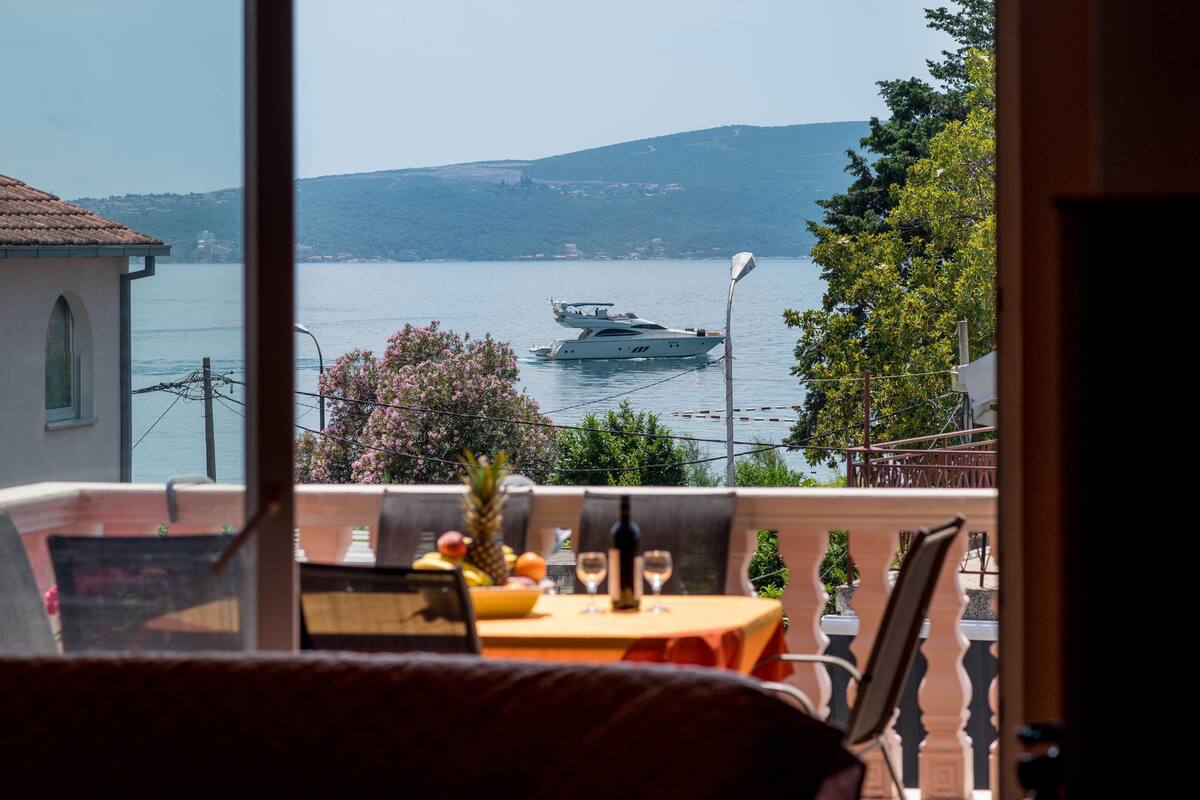 Comfort Apartment, 2 Bedrooms, Sea View (6) | Desk, iron/ironing board, WiFi (free), bed sheets