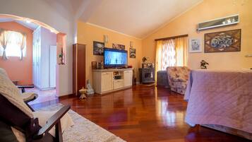 Comfort Apartment, 2 Bedrooms, Sea View (6) | Desk, iron/ironing board, free WiFi, bed sheets