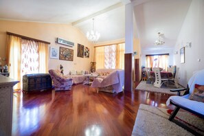 Desk, iron/ironing board, free WiFi, bed sheets - Apartments Tasija (Tivat)