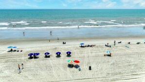 On the beach - Ocean Bay Club Oceanfront Resort (North Myrtle Beach)