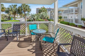 Outdoor dining - Shorehaven II Beach Resort (North Myrtle Beach)