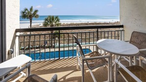 Un balcon avec vue sur la plage et la piscine.