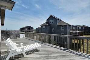 Terrace/patio - Storm Cottage- Short Walk to Beach- Community Pool & Spa (Buxton)