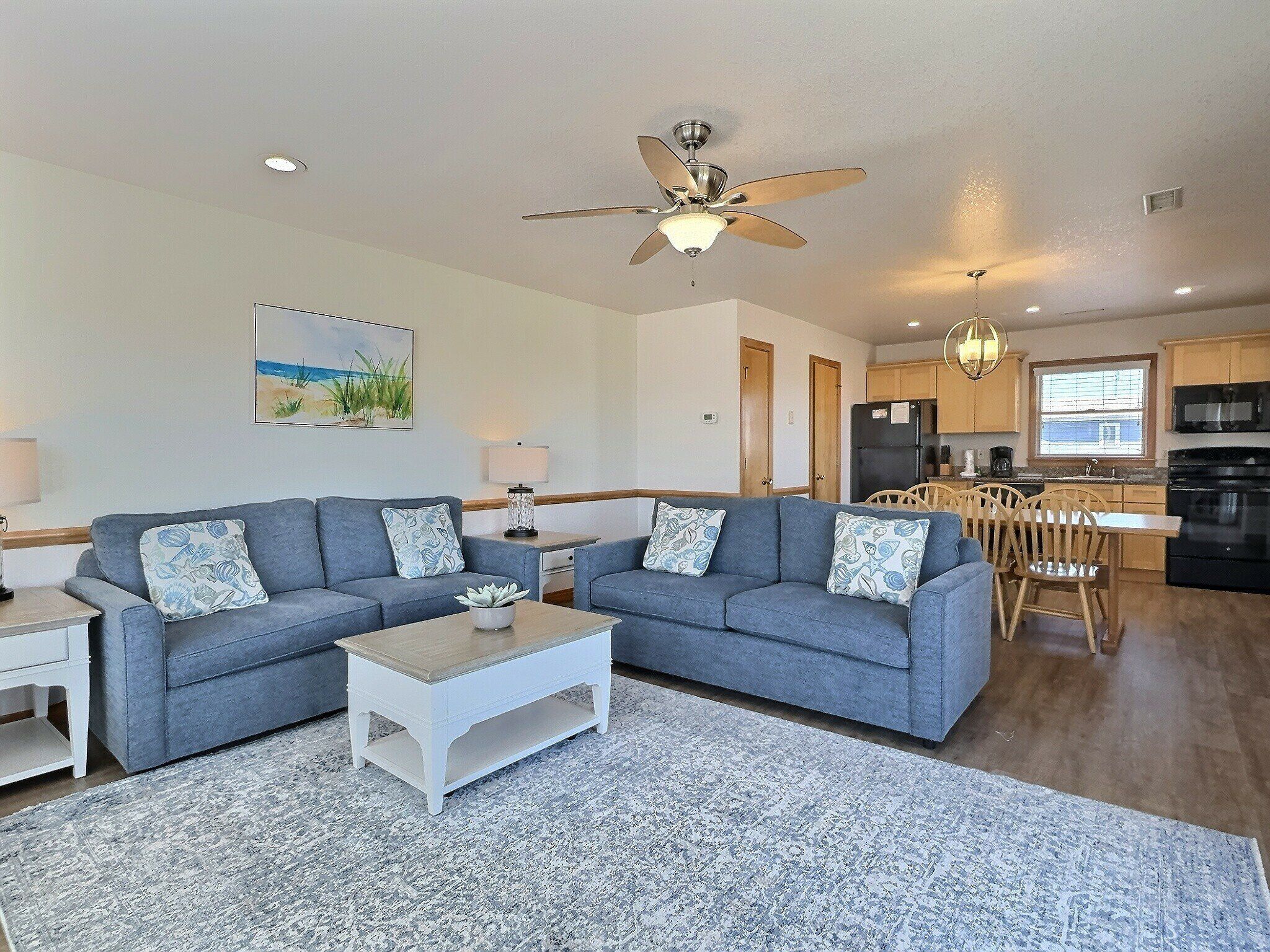 Storm Cottage- Short Walk to Beach- Community Pool & Spa