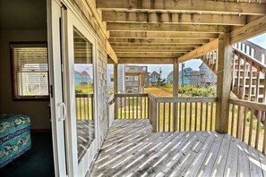 Terrace/patio - Storm Cottage- Short Walk to Beach- Community Pool & Spa (Buxton)