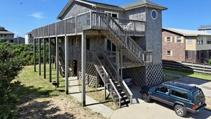 Ein zweistöckiges Gebäude mit Balkon und Treppe.