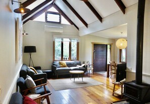 Stuga Design - 3 sovrum - kök - utsikt mot trädgården | Vardagsrum | 36-tums platt-tv med digitalkanaler, tv och ett bordtennisbord