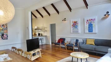 Cottage Desain, 3 kamar tidur, dapur, pemandangan kebun | Area keluarga | Televisi layar datar 36-inci dengan saluran TV digital dan TV