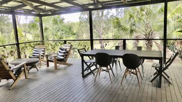 Design-mökki, 3 makuuhuonetta, keittiö, näköala puutarhaan | Terassi/patio