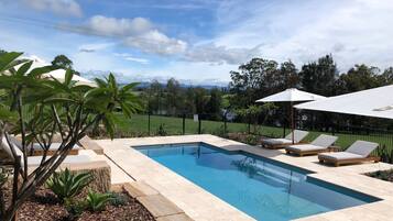 Ulkouima-allas, lämmitetty uima-allas, aurinkovarjoja, aurinkotuoleja