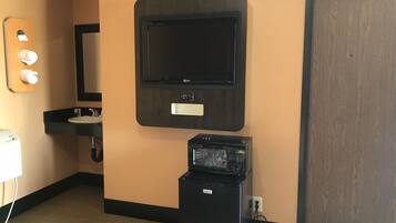 Standard Room, 1 Queen Bed, Refrigerator & Microwave | Mini-refrigerator