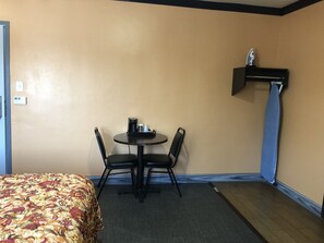 Standard Room, 1 King Bed, Refrigerator & Microwave | Room amenity - El Rancho Motel (Los Angeles)