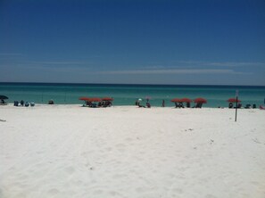 Una spiaggia nelle vicinanze, lettini da mare, teli da spiaggia