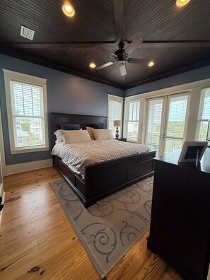 5 bedrooms, desk, iron/ironing board, free WiFi