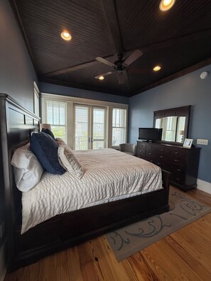 5 bedrooms, desk, iron/ironing board, free WiFi