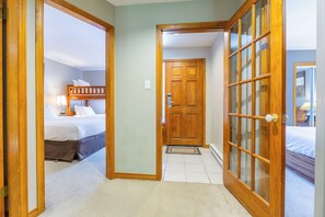 2 bedrooms, iron/ironing board, internet, bed sheets