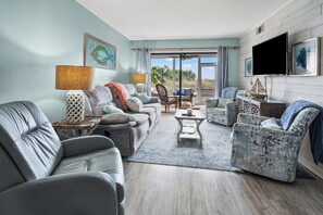 Smart-TV, DVD-spiller, bøker og filmbibliotek