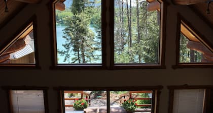 Cabane en rondins West Glacier avec vue sur le lac