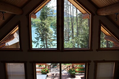 1 BR+ Loft, Log Cabin With Lakeview, Sleeps 4, 5 mins to Glacier