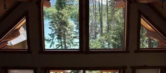 1 BR+ Loft, Log Cabin With Lakeview, Sleeps 4, 5 mins to Glacier
