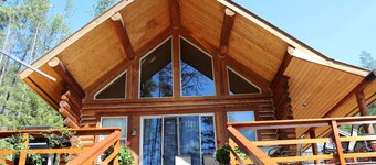 1 BR+ Loft, Log Cabin With Lakeview, Sleeps 4, 5 mins to Glacier