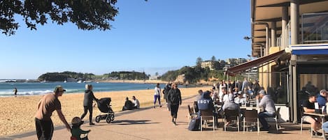 Una spiaggia nelle vicinanze, lettini da mare