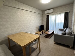 Design-Suite, 1 Schlafzimmer, Nichtraucher, Flussblick | 1 Schlafzimmer, Schreibtisch, kostenloses WLAN, Bettwäsche