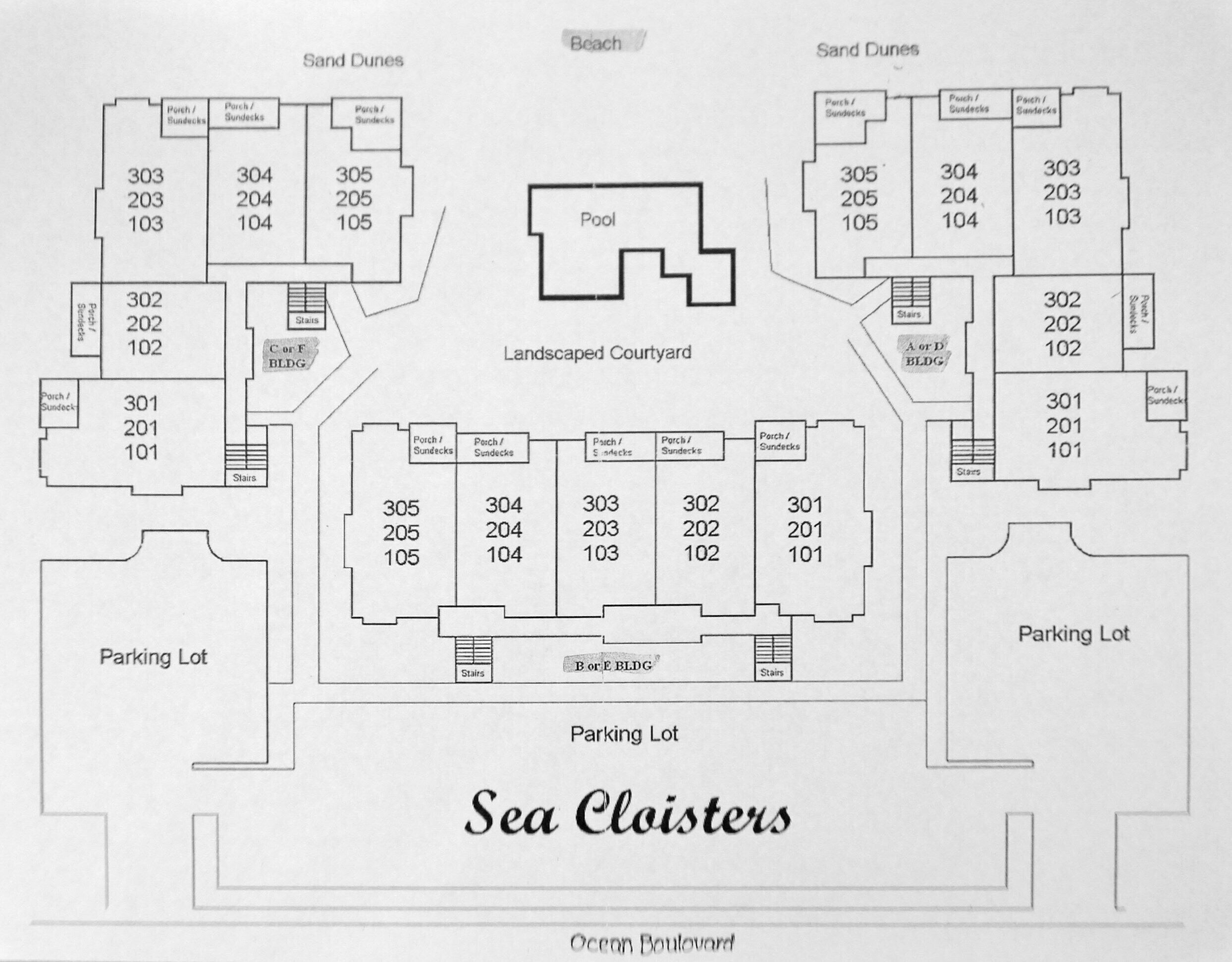 Plan d’étage de Sea Cloisters, avec un jardin paysager, une piscine et des aires de stationnement.