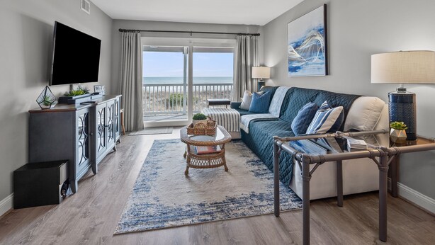Living area - Sea Cloisters II Ocean Front Beach Retreat (North Myrtle Beach)