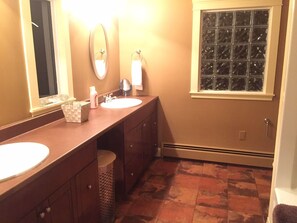 Combined shower/bathtub, hair dryer, towels - Home on Edinburgh with 4 Bedrooms and 3 full Bathrooms (Charlottetown)