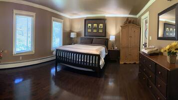 4 makuuhuonetta, työpöytä, silitysrauta/-lauta, ilmainen Wi-Fi