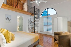 7 chambres, bureau, fer et planche à repasser, lit de bébé portatif