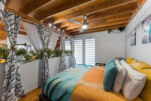 7 chambres, bureau, fer et planche à repasser, lit de bébé portatif