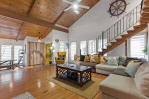 Téléviseur connecté, livres, chaîne audio