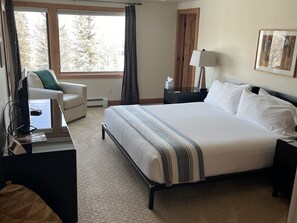 6 bedrooms, desk, iron/ironing board, travel cot