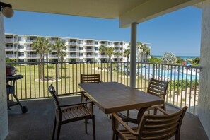 Outdoor dining - CRC 1208 - Ocean View Condo Overlooking Pool (St Augustine)