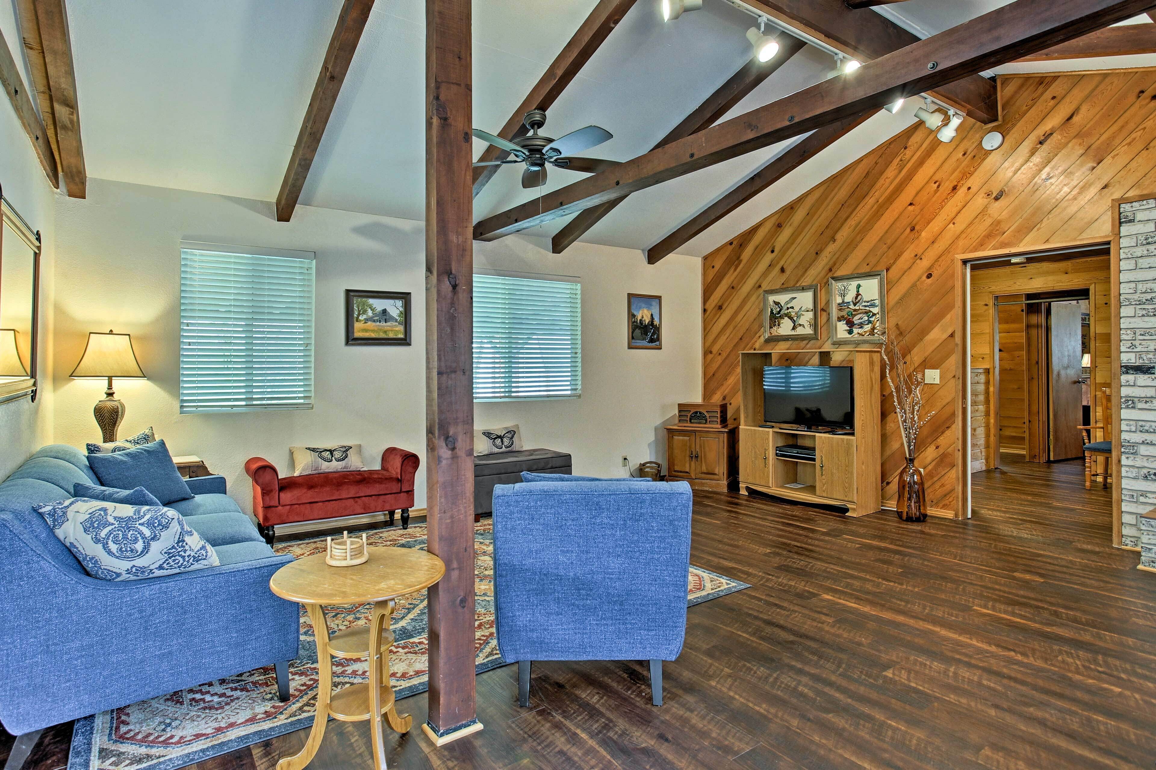 TV, fireplace, DVD player, books