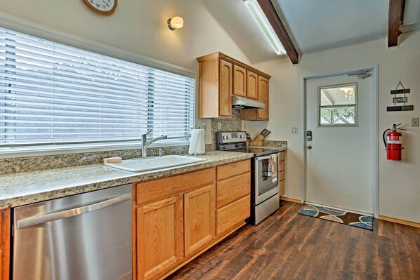 Fridge, microwave, stovetop, dishwasher