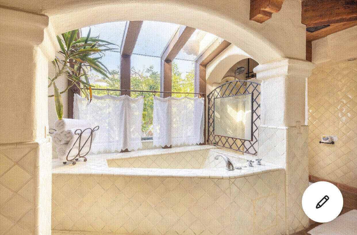 Shower, jetted bath, hair dryer, towels